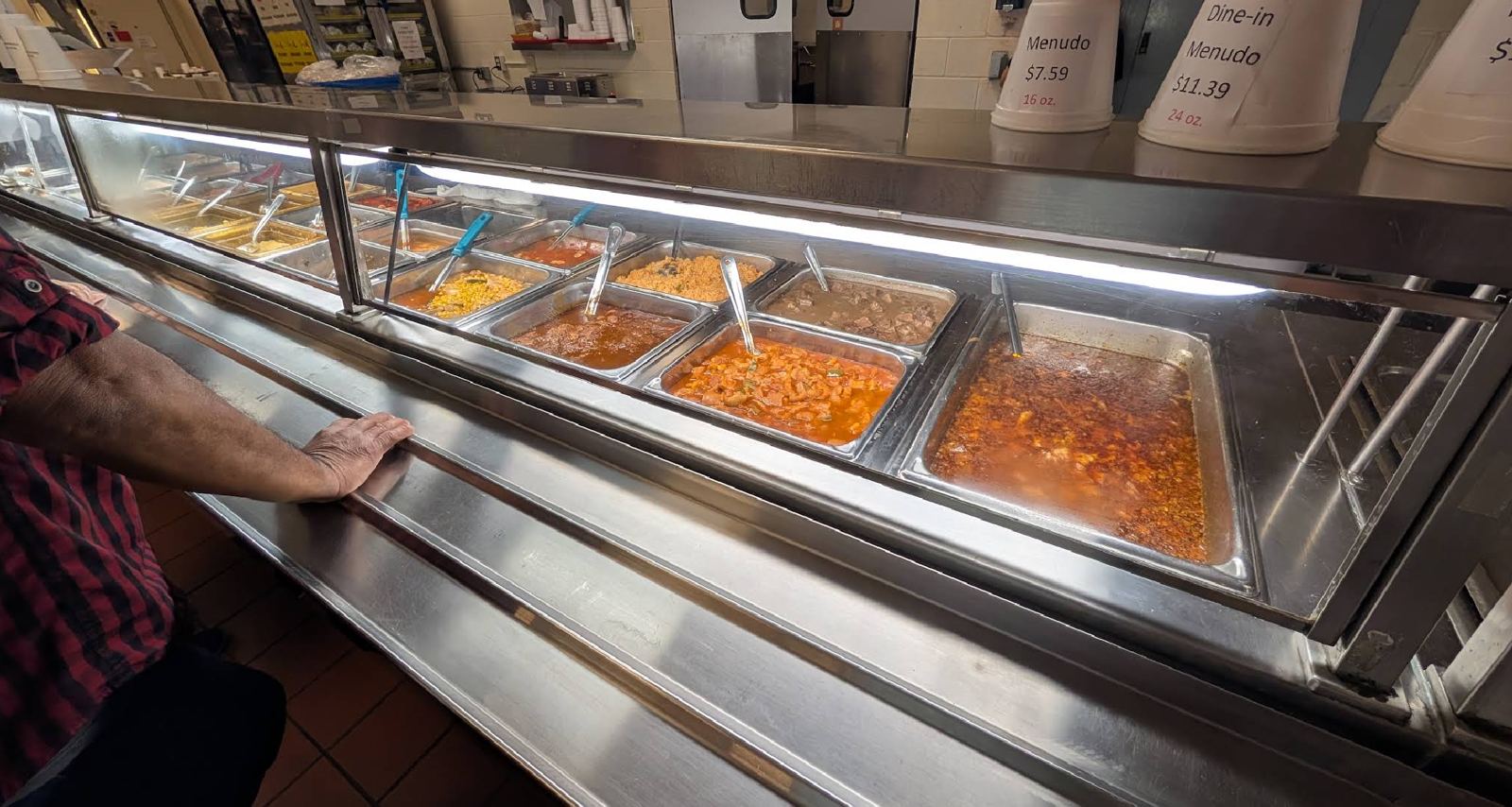 Steam table line inside Tellez